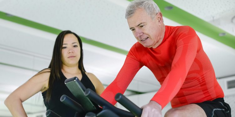 interaktywna-technologia-w-sluzbie-seniorom-magiczny-dywan-kinebi-wspiera-terapie-ruch-i-relacje-spoleczne