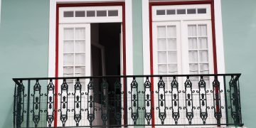 Balkon należy do mieszkania czy do wspólnoty? Od odpowiedzi zależy, kto zapłaci za remont