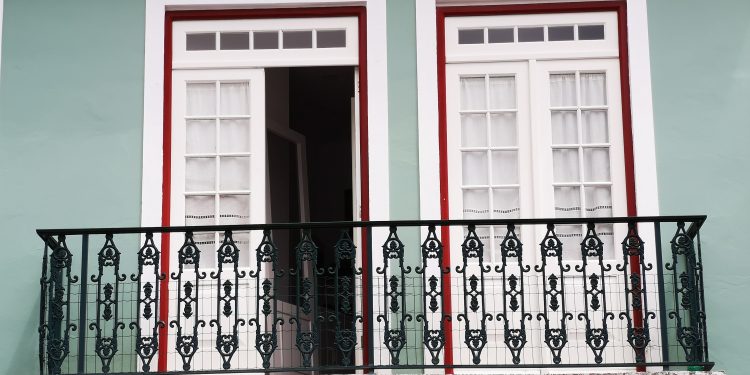 Balkon należy do mieszkania czy do wspólnoty? Od odpowiedzi zależy, kto zapłaci za remont