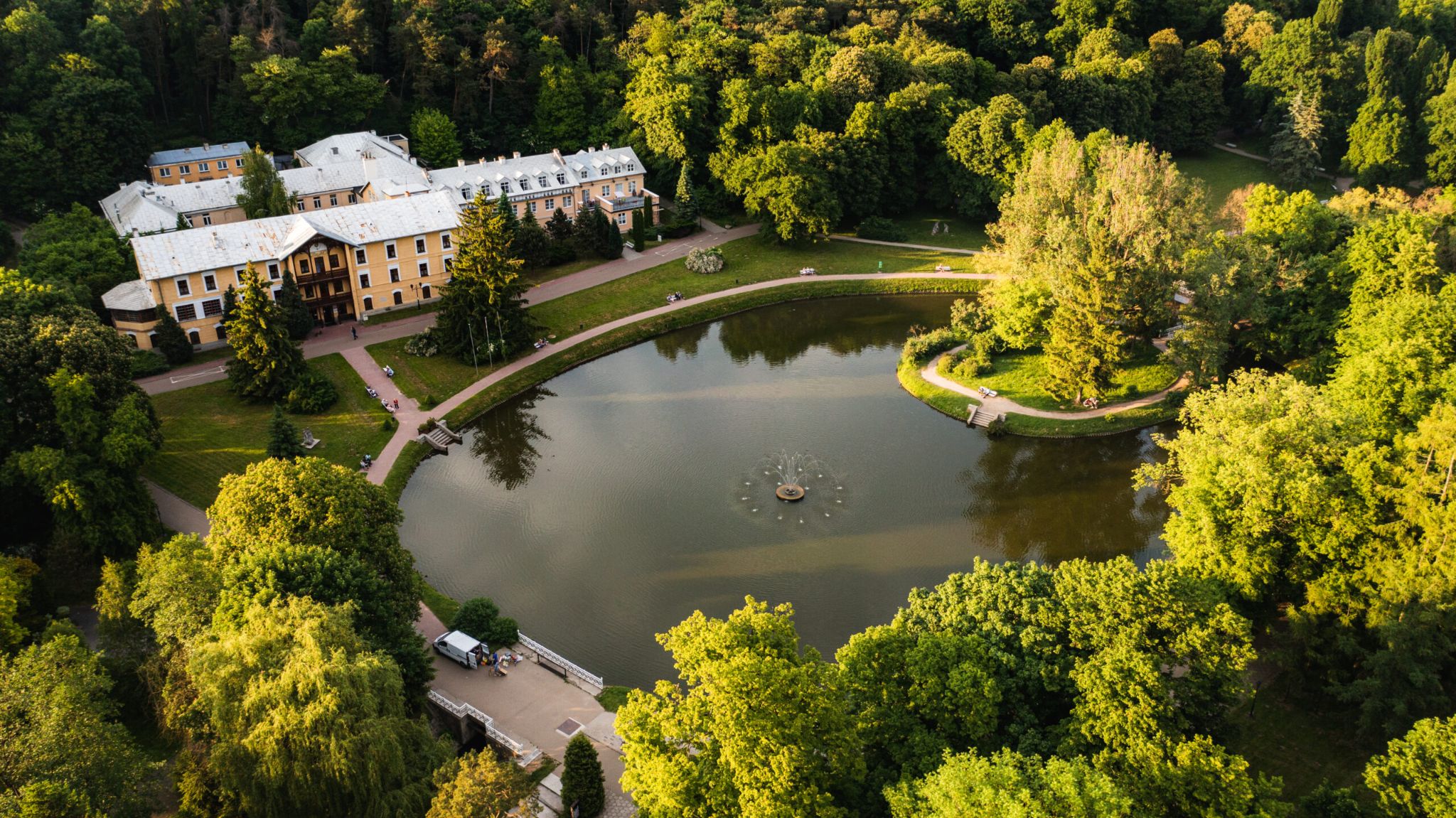 Odpoczynek bez wyjazdu za granicę - dlaczego polskie uzdrowiska wracają do łask?